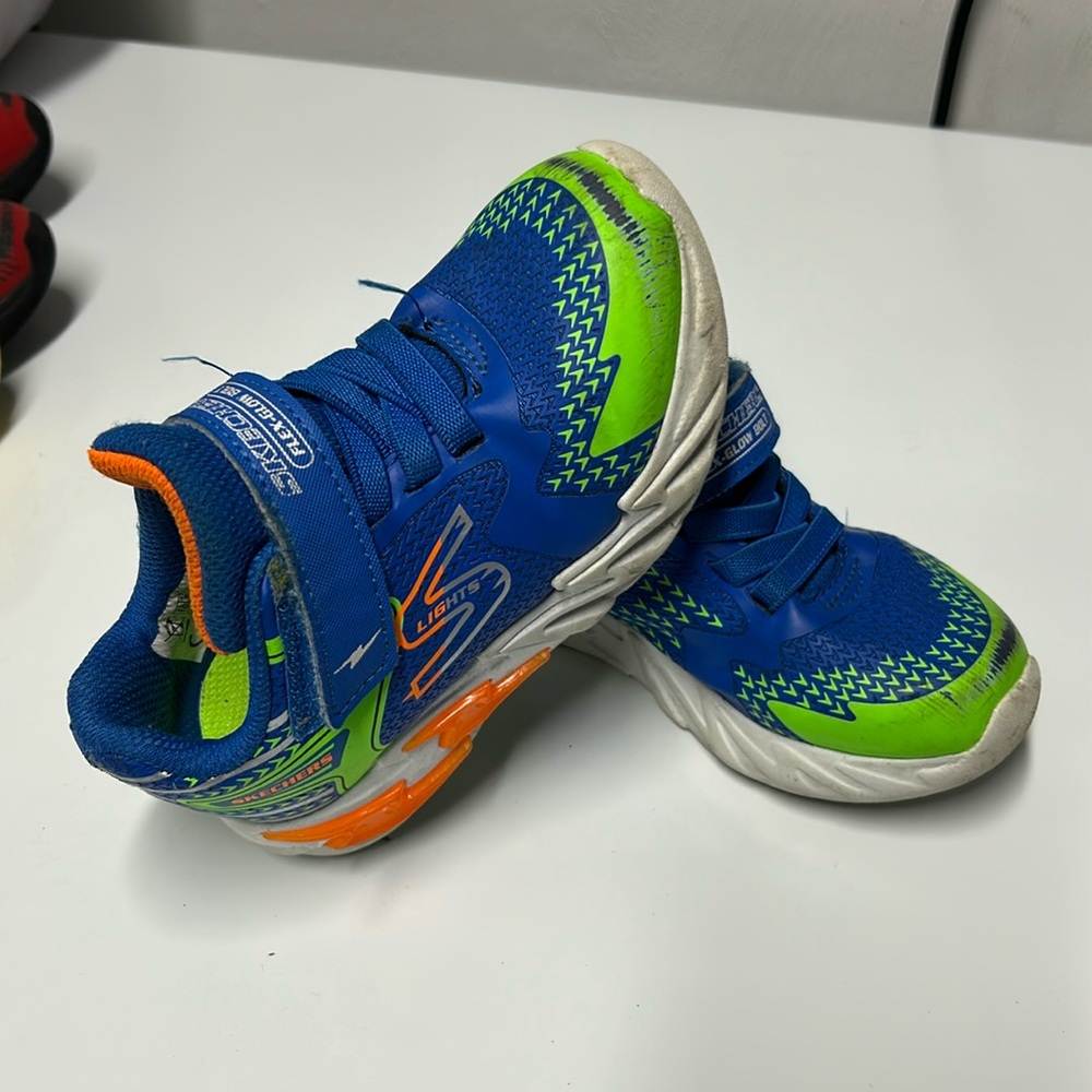 UC SKetchers flex glow bolt size 10 toddler